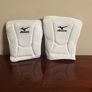 White Large Mizuno Volleyball Knee Pads.